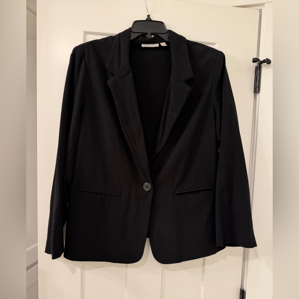 Dana Buchman Elegant Black Blazer